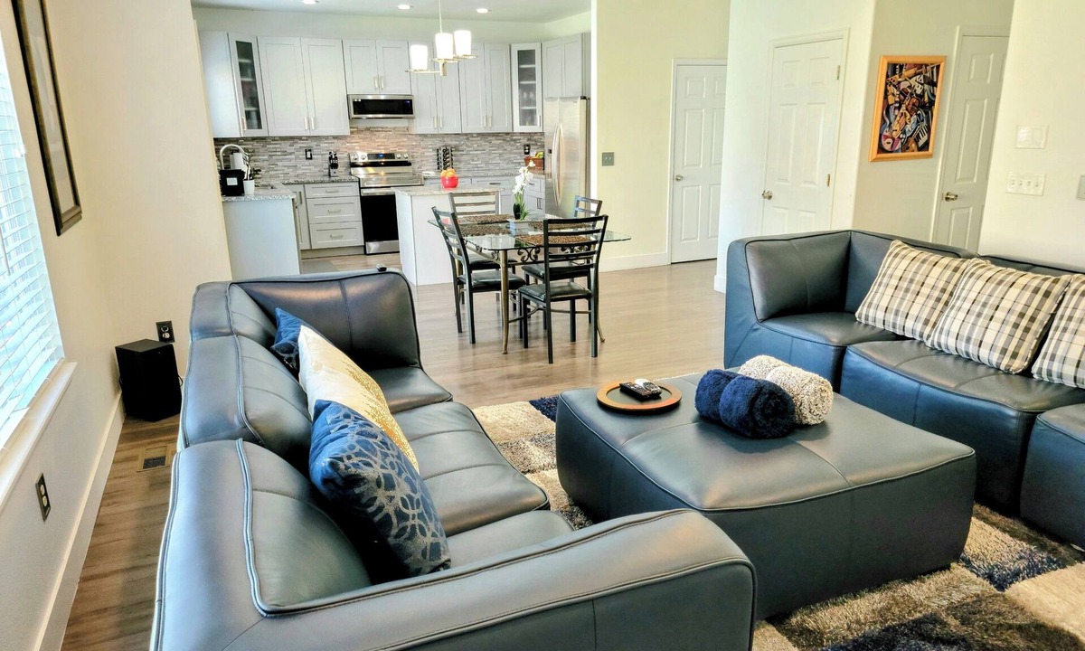 Green Valley Ranch House | Modern Spacious-5BR- 3.5Bath-DIA-Gaylord-GVR Golf-CU Medical