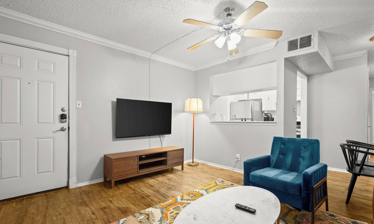 Brentwood Apartment | Modern Studio King Bed Downtown Austin near UT