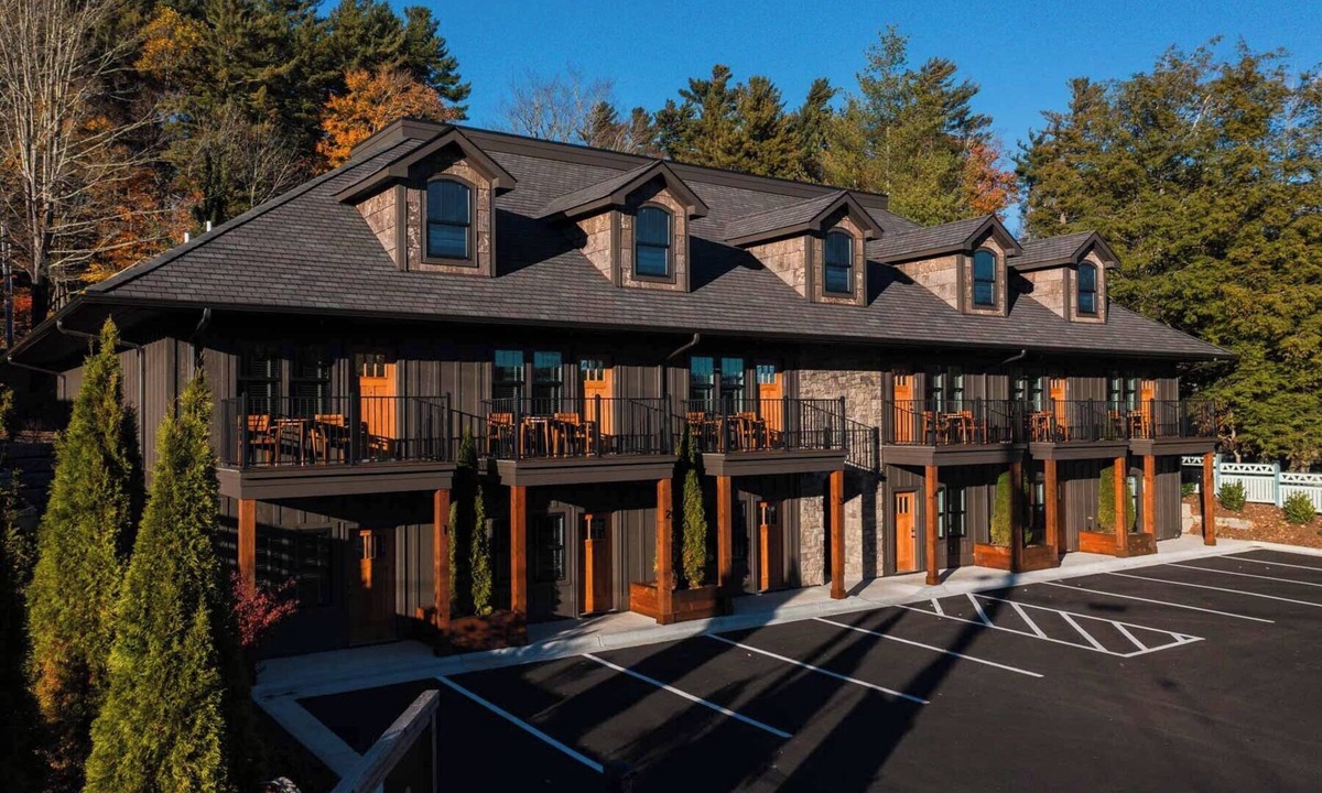 Blowing Rock Hotel | Modern Townhome with Balcony Located on Main St. In Downtown Blowing Rock