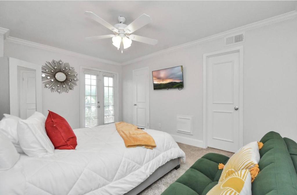 Neartown Bed & Breakfast | Modernized Private Master suite