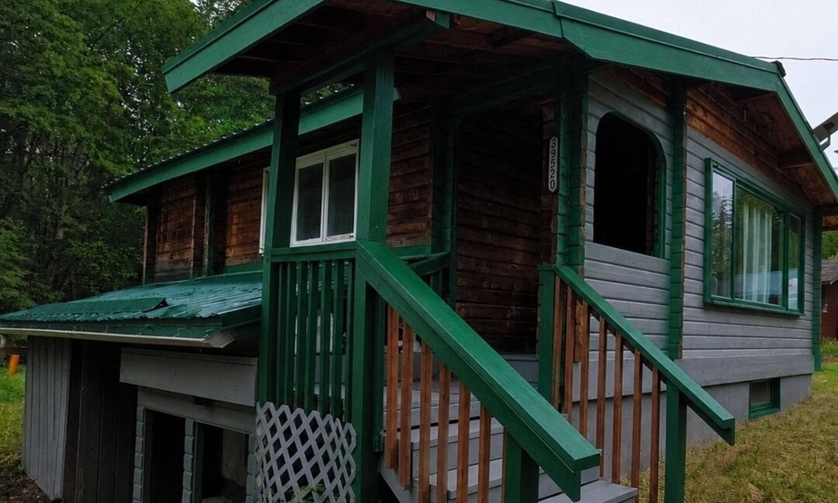 Ridgeway Apartment | Moose Cabin Inn is a cozy 1 bedroom/1 bathroom cabin style apartment. Kenai, AK