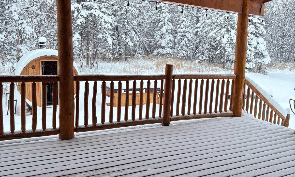 Palmer Bed & Breakfast | Moose Track Room @ Alaska Knotty Pine B&B