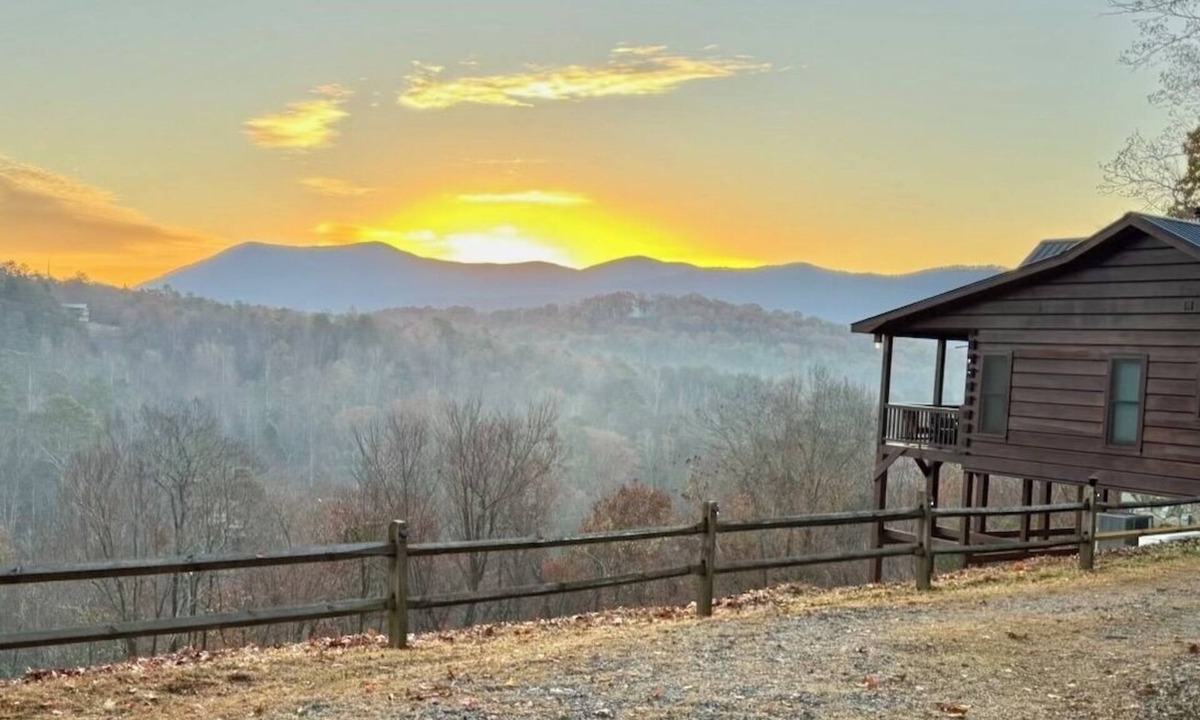 Ellijay Cabin | MOST AMAZING Sunrises! 2 Lux kgs , 2 ba. real log cabin! WIFI, NETFLIX !