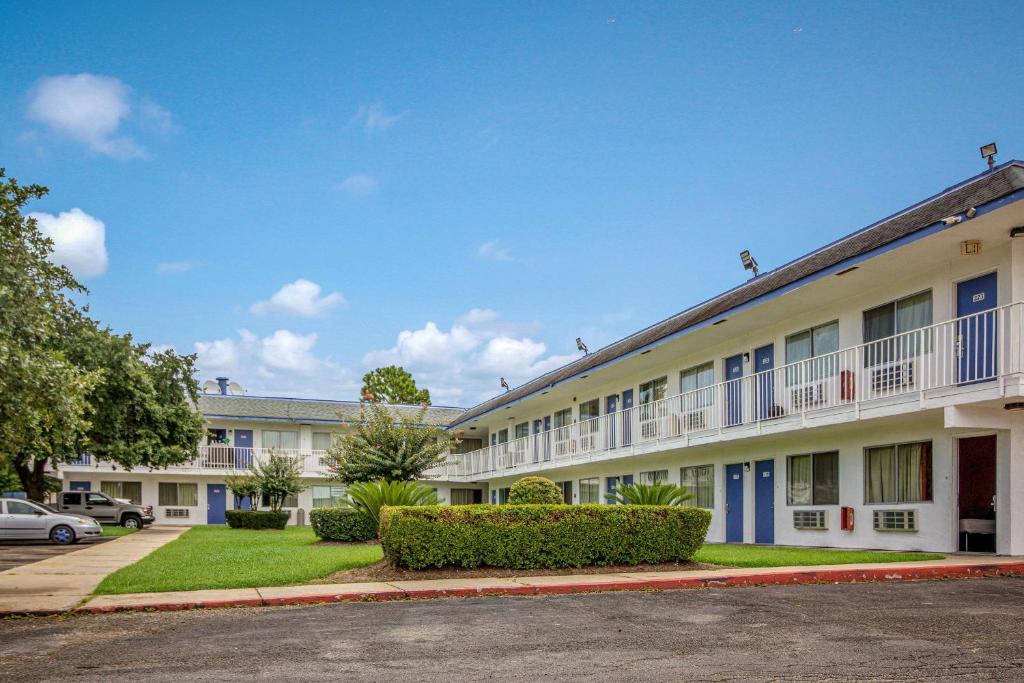Conroe Hotel | Motel 6-Conroe, TX