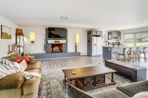 Spruce Pine House | ‘Mountain Golf’ Family Home w/Deck in Spruce Pine