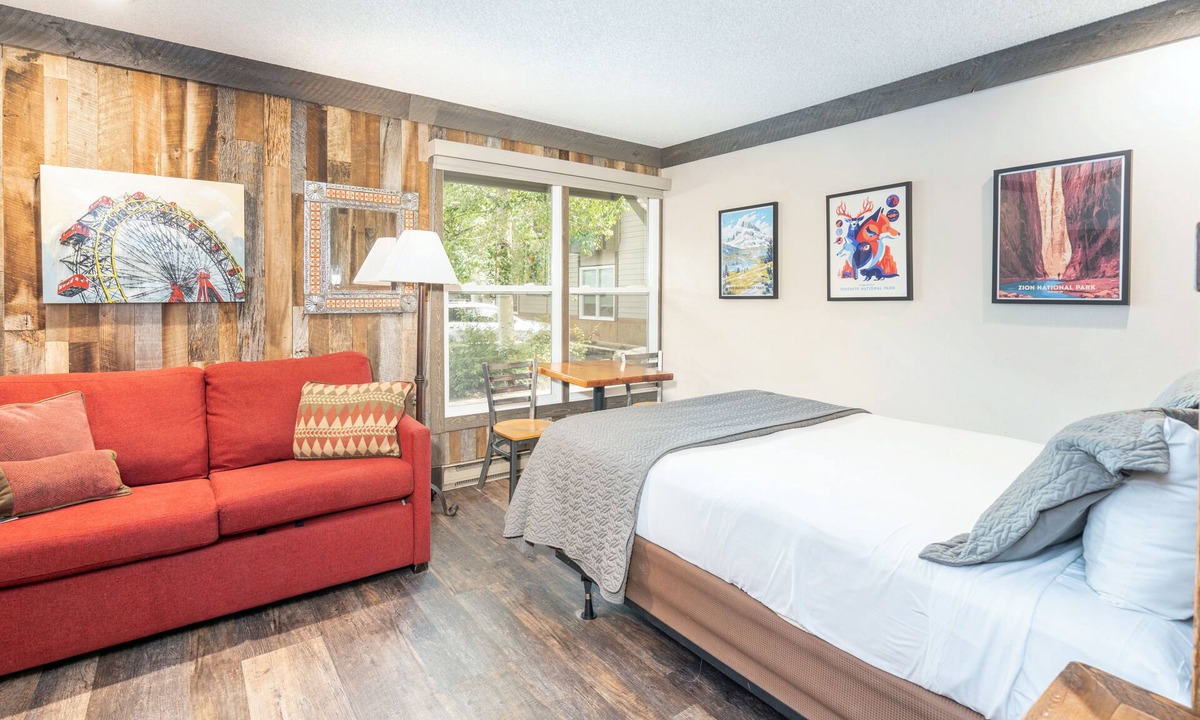 Telluride Hotel | Mountain-Style Remodeled Hotel Room With Kitchenette