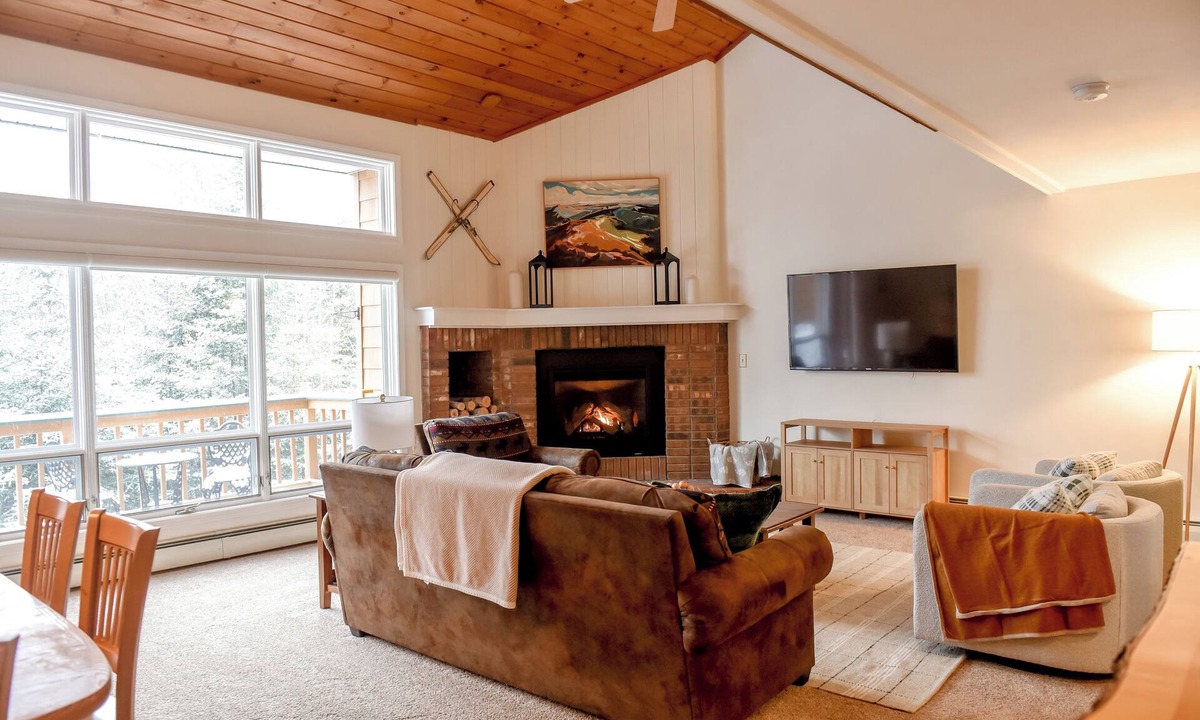 Carroll House | Mountain Townhouse - 3 min to slopes - Sleeps 10