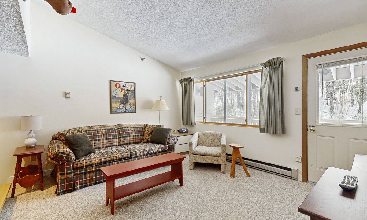 Sunday River Area Condo | Mountainside condo with ski-in/ski-out access, hot tub & heated pool