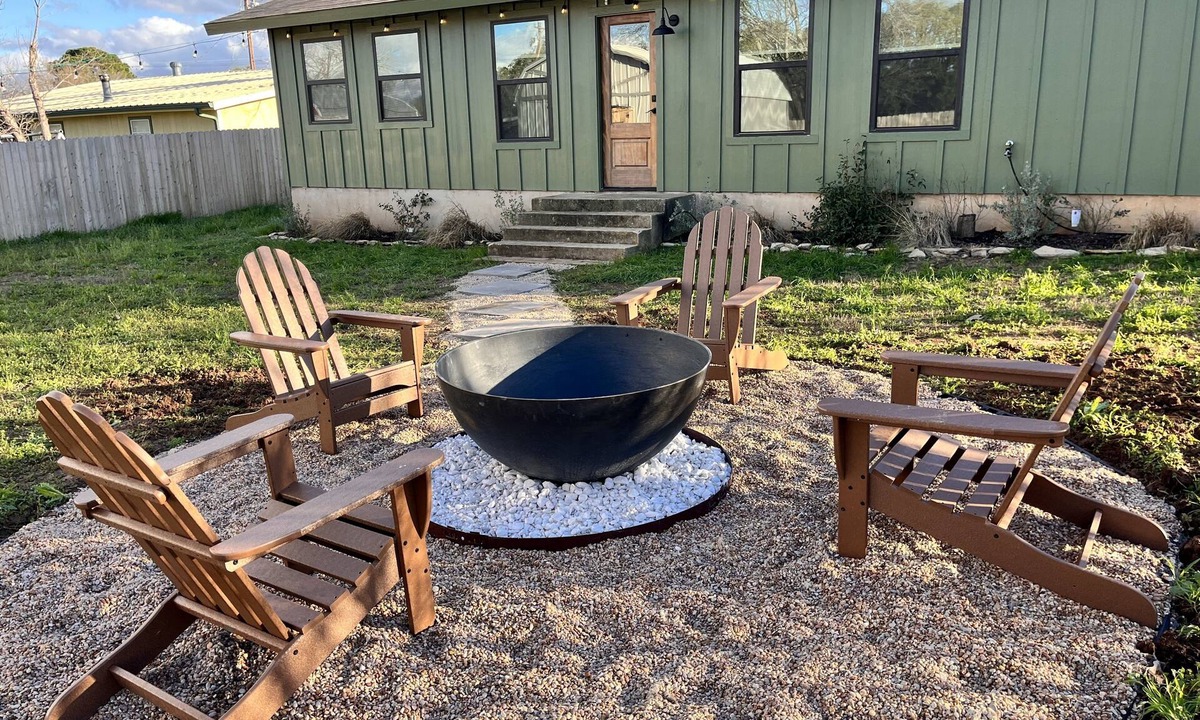 Johnson City House | Ms Dot’s 290 Wine Trail Farmhouse-Downtown- Fire Pit - Covered Patio
