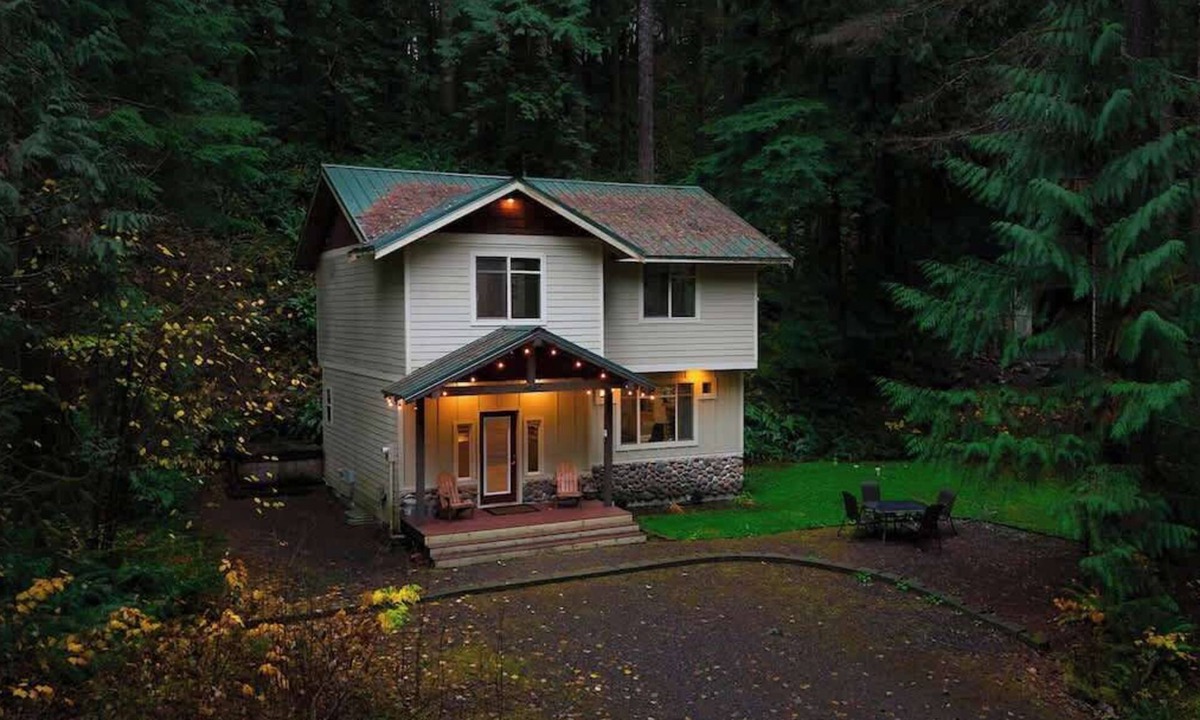 Glacier House | Mt Baker Basecamp-Foosball, Fireplace & Hot Tub