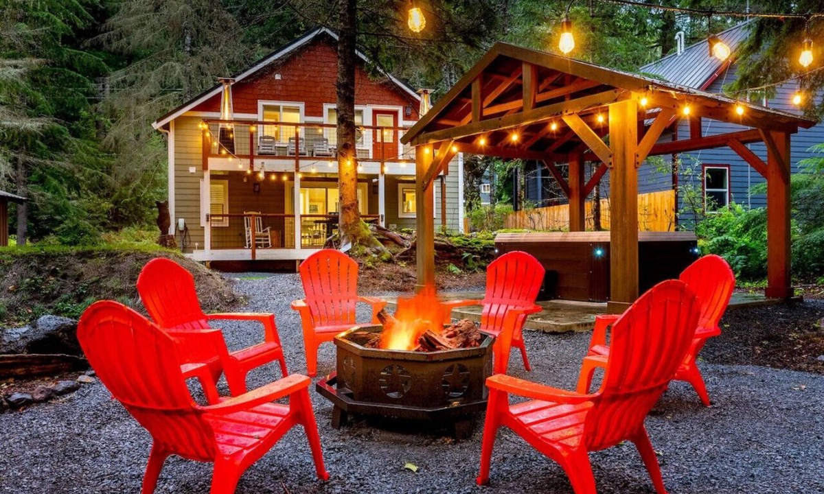 Paradise Estates Cabin | Mt Rainier Cabin - Sauna! Hot Tub! Jetted Tub! EV!