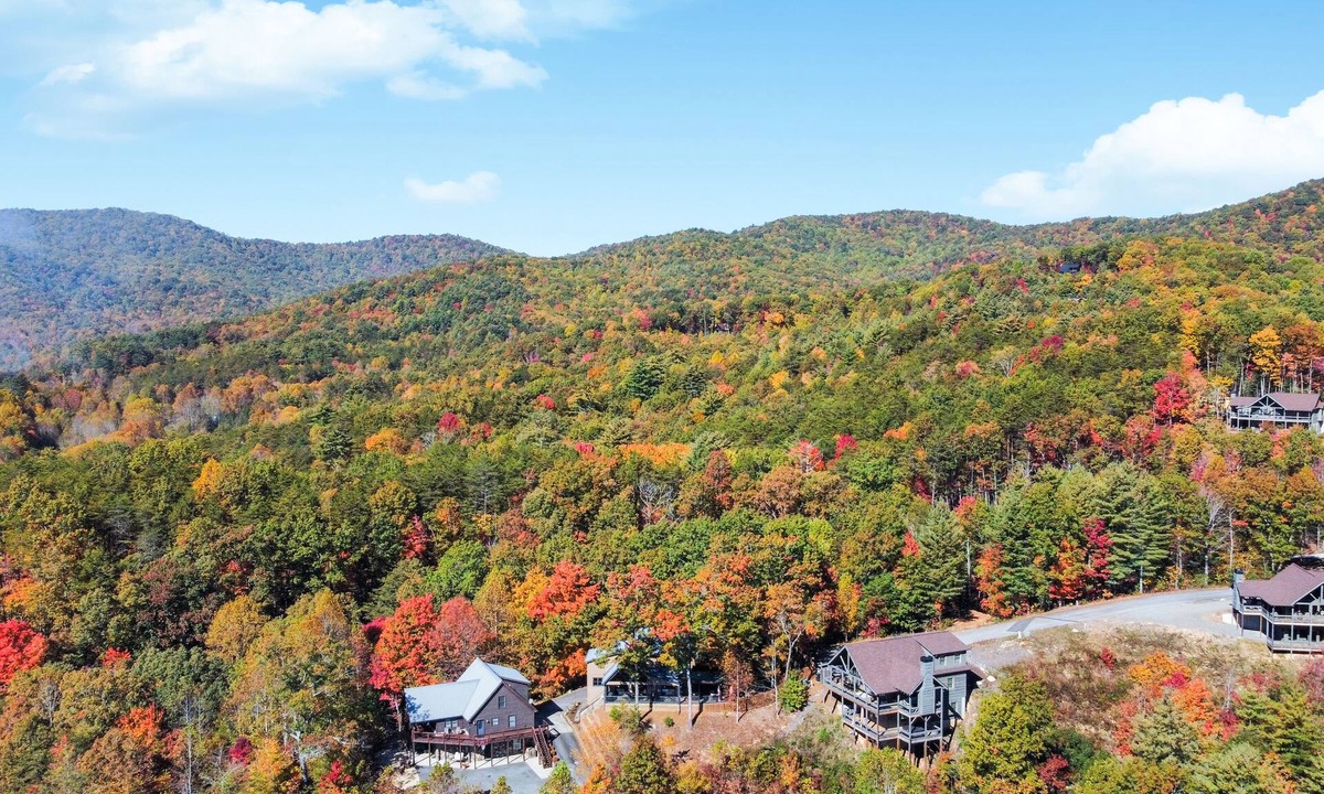 Epworth Cabin | MTN VIEWS! Modern Cabin, Hot tub, Games, Families & Groups!