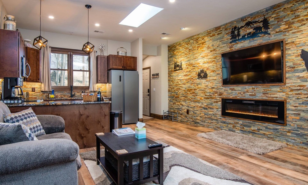 Cripple Creek House | MTN Views*Rain Shower*Fireplace