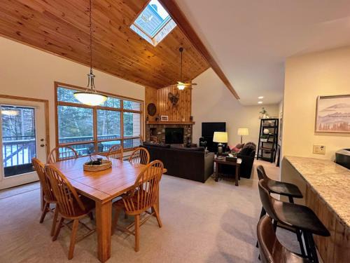 Carroll House | MW74 cozy spacious 2-bedroom Bretton Woods home close to Mt Washington Hotel