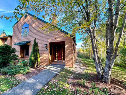 Carroll House | MWP69 Spacious 5-bedroom condo, partial Notch views, 2 min to skiing!