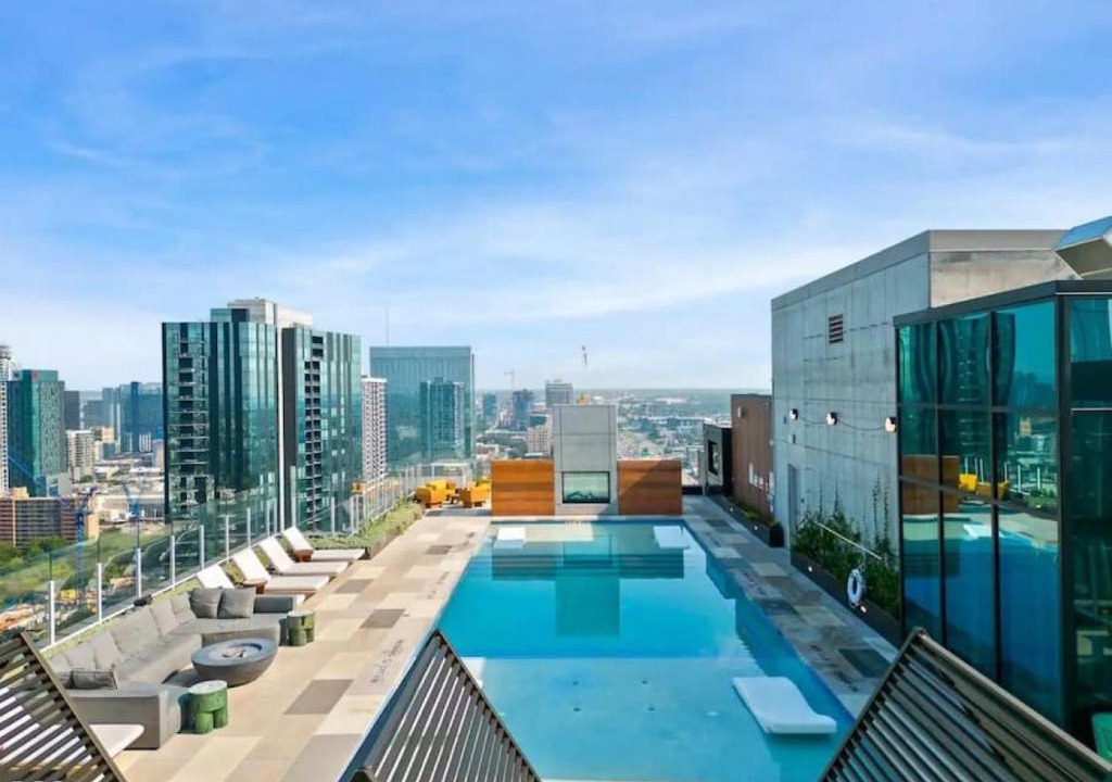 Rainey Street Historic District House | NEW 1BR Scenic Retreat with Rooftop pool on Rainey St