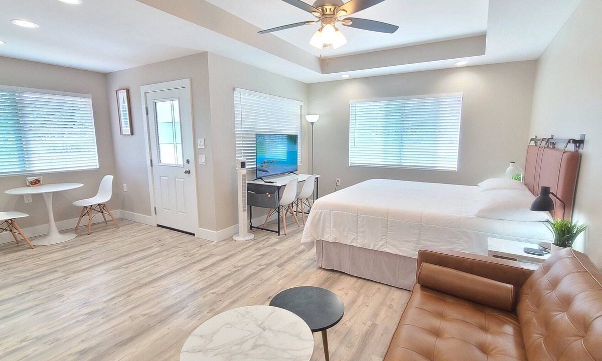 Keaau House | New Air Conditioned! Cozy & Modern Style Studio with King Size Bed Free Laundry