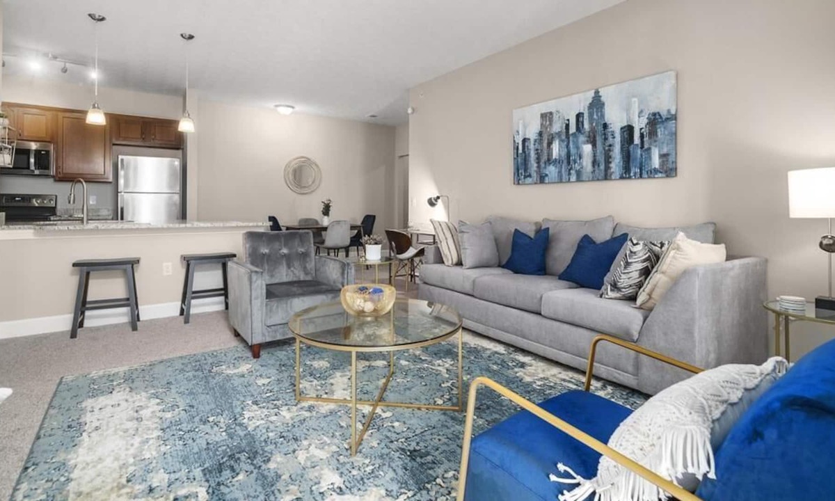 Polaris Apartment | NEW!! Blue Reflective! *Seconds from Polaris Pkwy