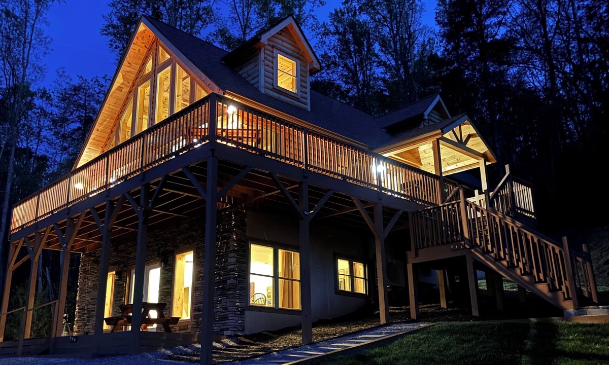 Fairview Cabin | New cabin with king size bedrooms, en suite bathrooms, smart TV, decks & views.