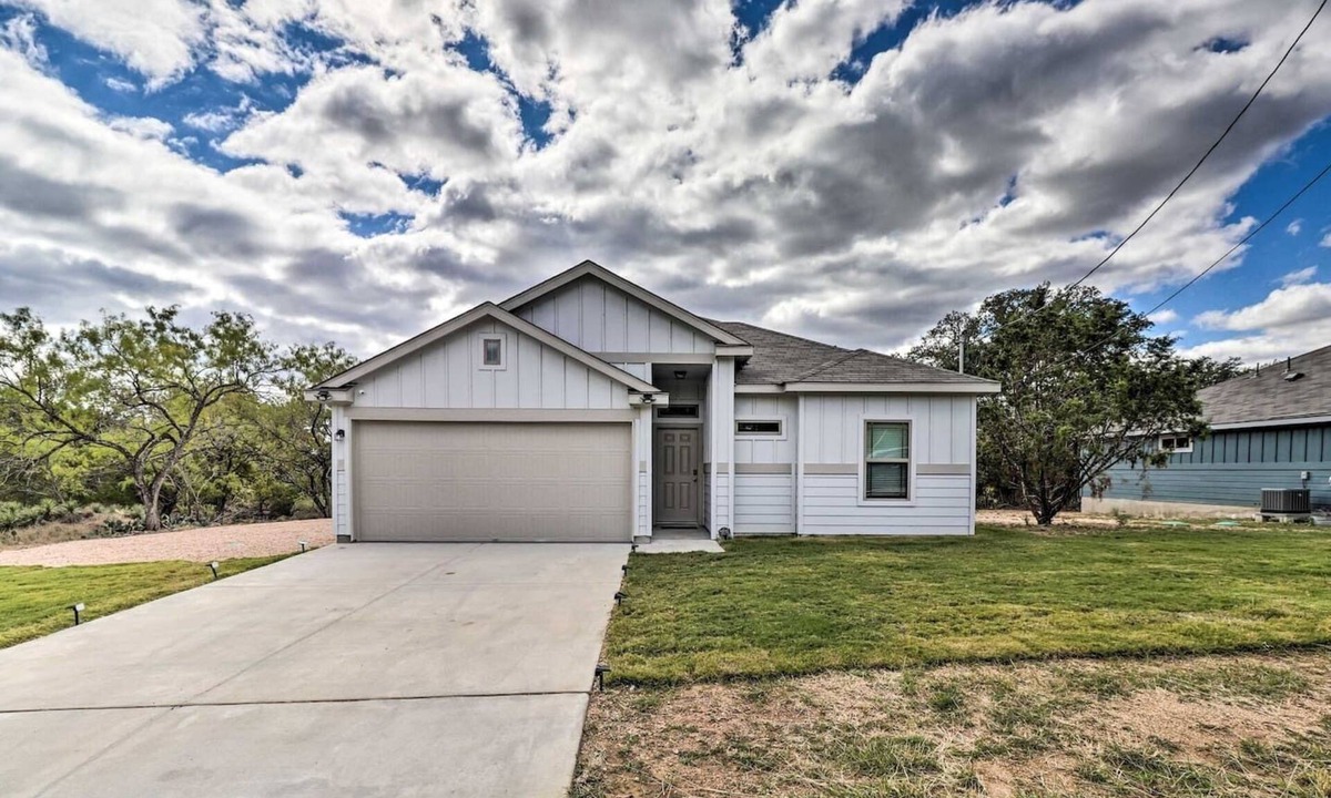 Granite Shoals House | New Charming Hill Country Home next to Lake LBJ