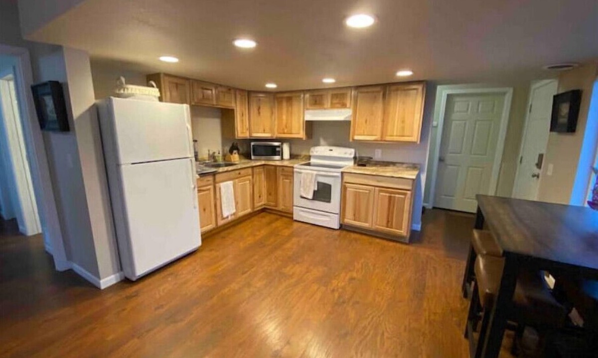 Mid-Hillside Apartment | - NEW LISTING - Adorable 1-bedroom suite in South Anchoragen