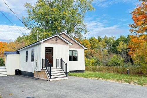 Bangor House | New Modern 3 br 2 bth Walking Trails shopping