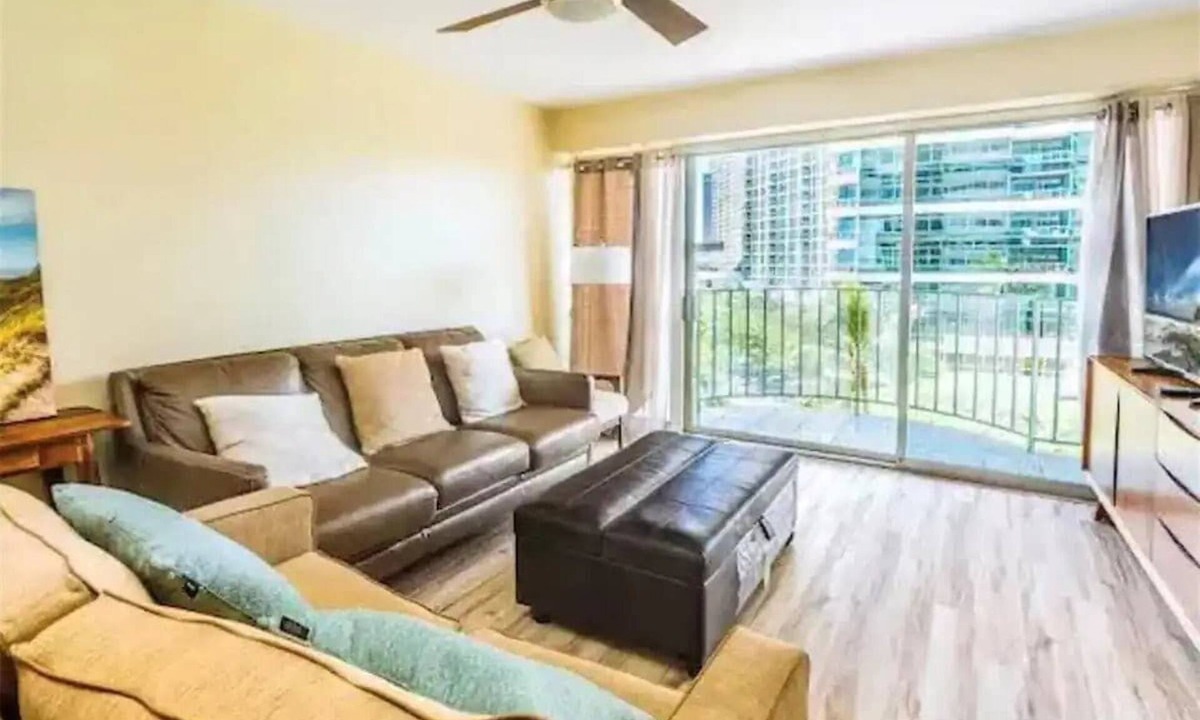 Waikiki Apartment | NEW RENO 2 apts fit 12! 2 car parking, pool & more