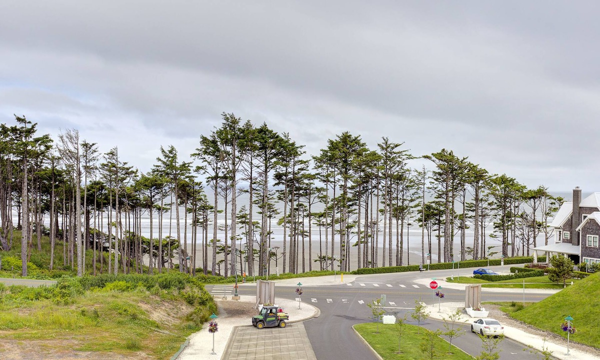 Seabrook House | New* Seabrook's Loft E Goals, a refined and relaxed home in Town Center!