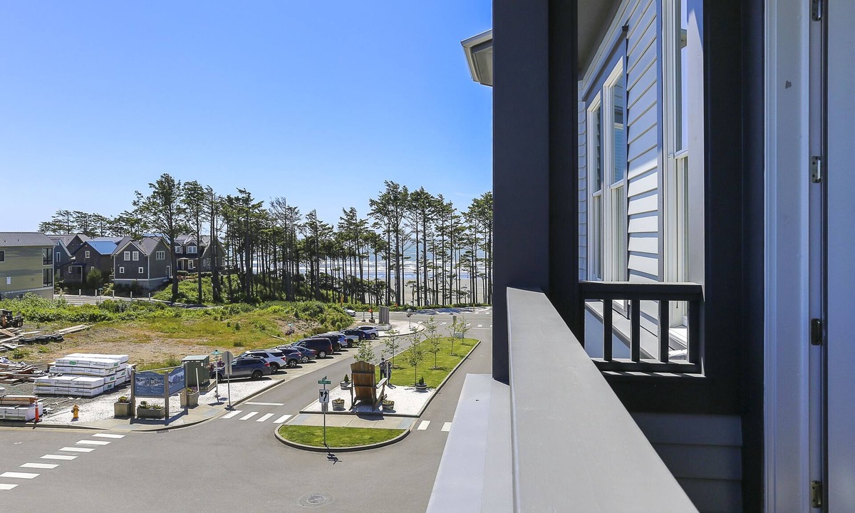 Seabrook House | New* Seabrook's Windjammer: Ocean View loft in the Town Center!