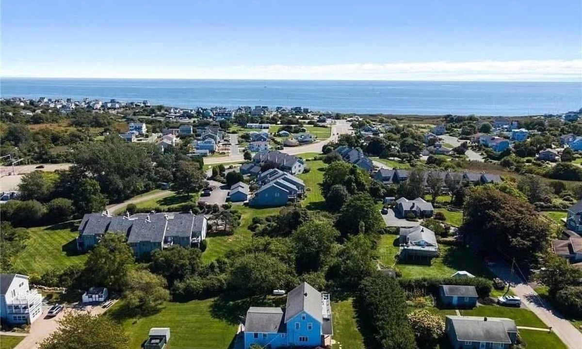 Point Judith House | NEW! Updated rare 9 bedroom, sleeps 18-20 & short walk to Roger Wheeler Beach!