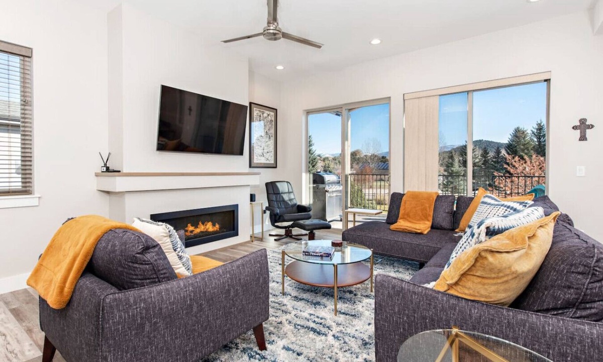 Carbondale Villa | Newly Built, Modern Condo w/Hot Tub& Large Balcony