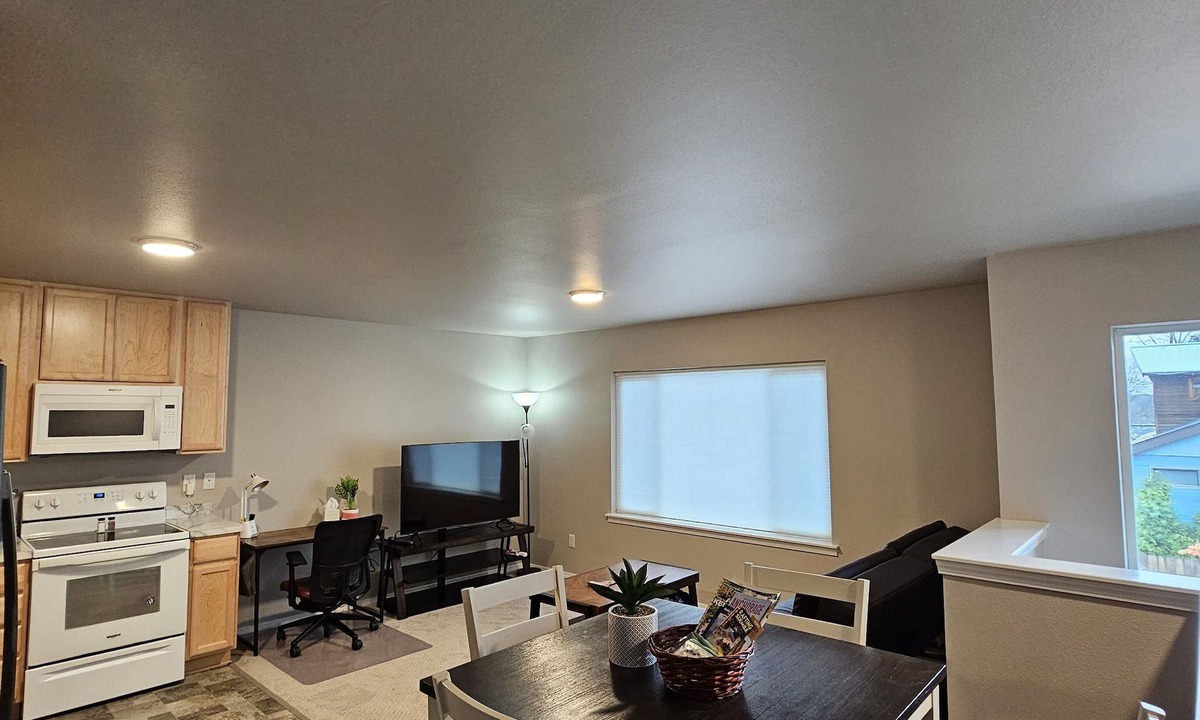Taku - Campbell House | NEWLY BUILT TOWNHOME W/2 BEDROOM & HEATED GARAGE