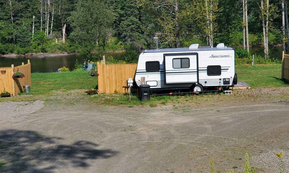 Eustis House | Nightly RV On-site rental. River front. Showerhouse with laundry.