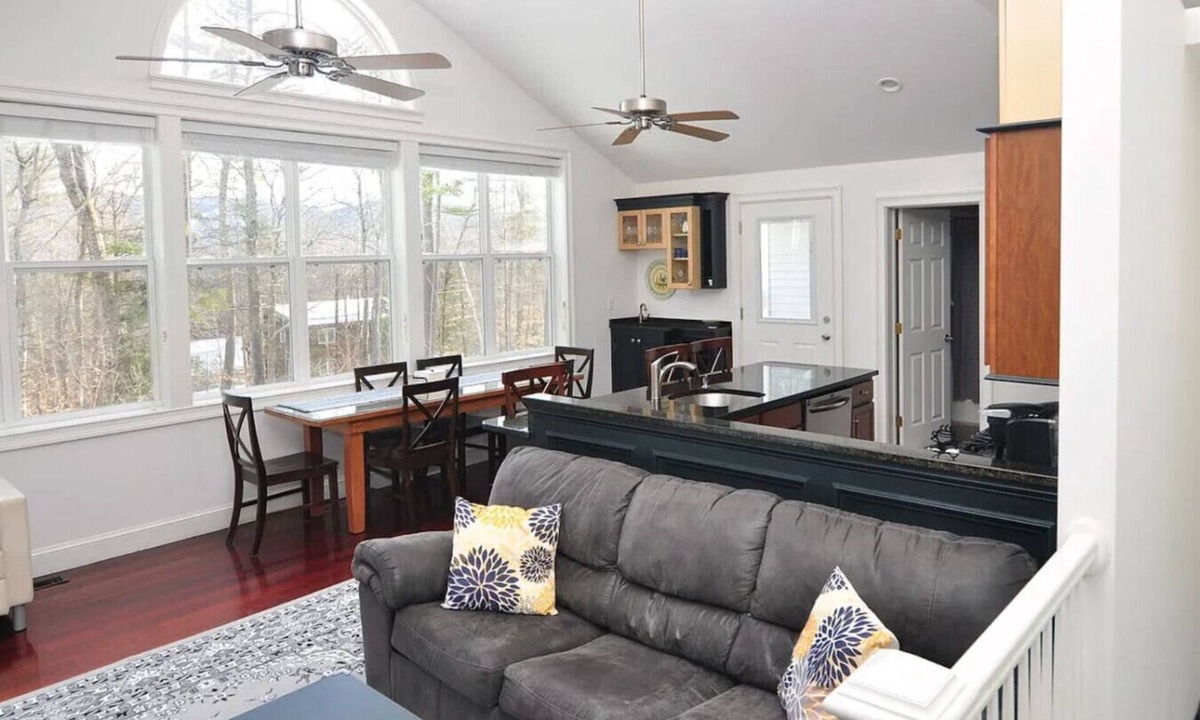 Birch Hill Villa | North Conway Gem | Hot Tub, Games & Fireplace