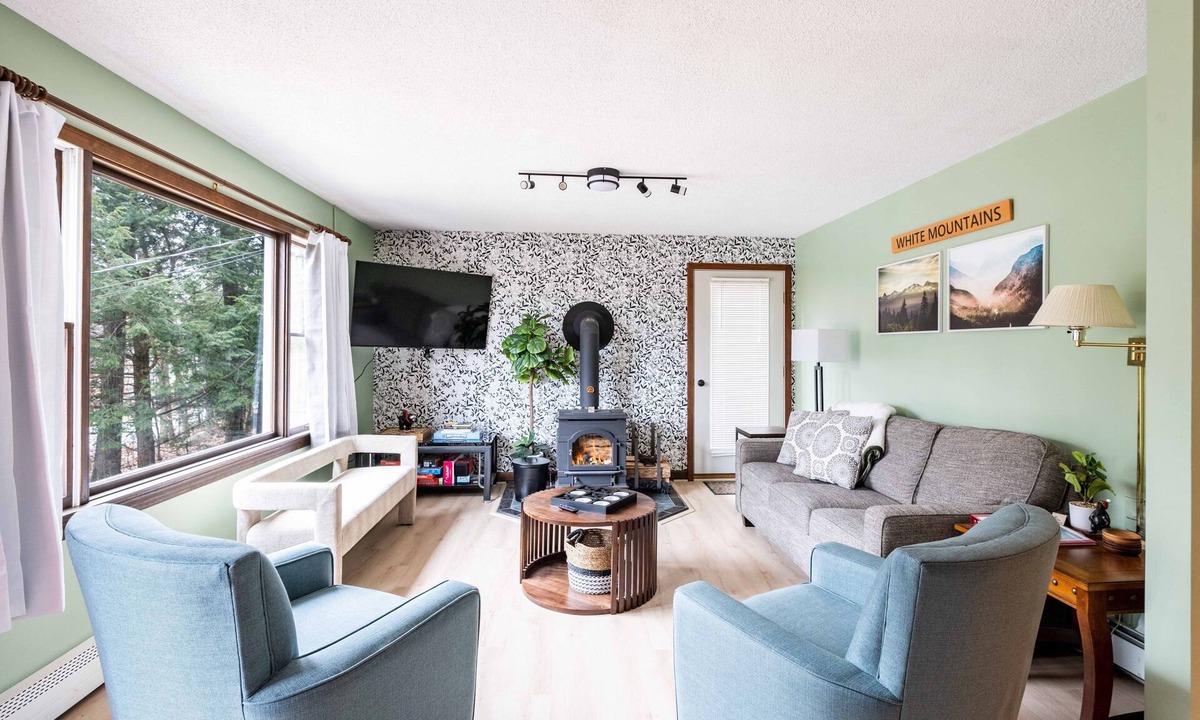 Birch Hill House | North Conway Home with Hot tub on Deck, Arcade, Billiards, PingPong, Music Room