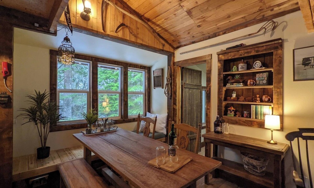 Ashford House | Nostalgic Retreat on Sahara Creek - 8mi to MRNP!
