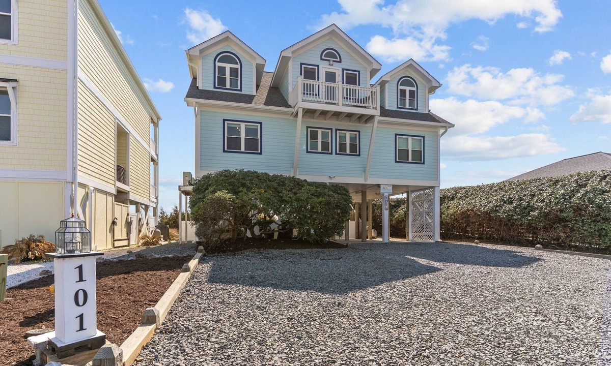 Holden Beach House | Oceanfront, 6 bedroom - 6 bath, Heated saltwater pool, dog friendly, close to bridge & activities