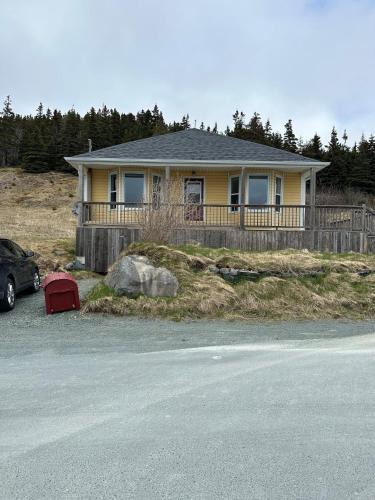 Bay Bulls House | Oceanfront Cottage Walk to Trail & Boat Tours