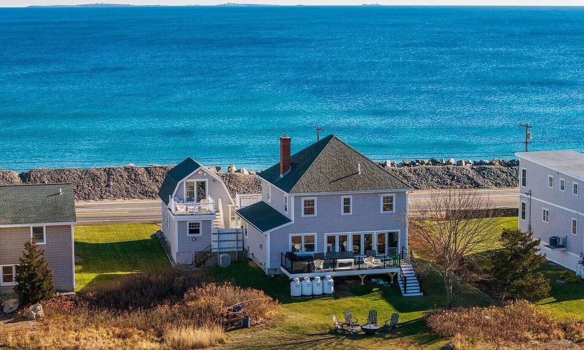 Rye House | Oceanfront Rye Beach House w/Golf Simulator