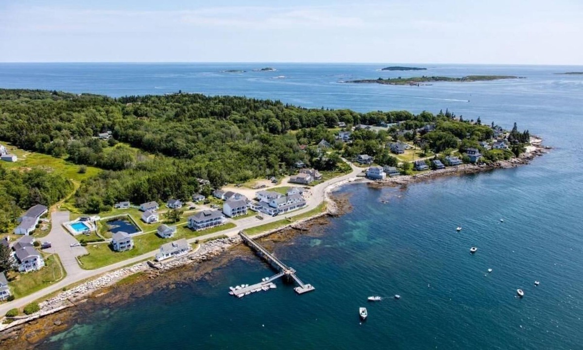Ocean Point Hotel | Oceanfront Suite Room | Bluebird Ocean Point Inn | Private Beach Access
