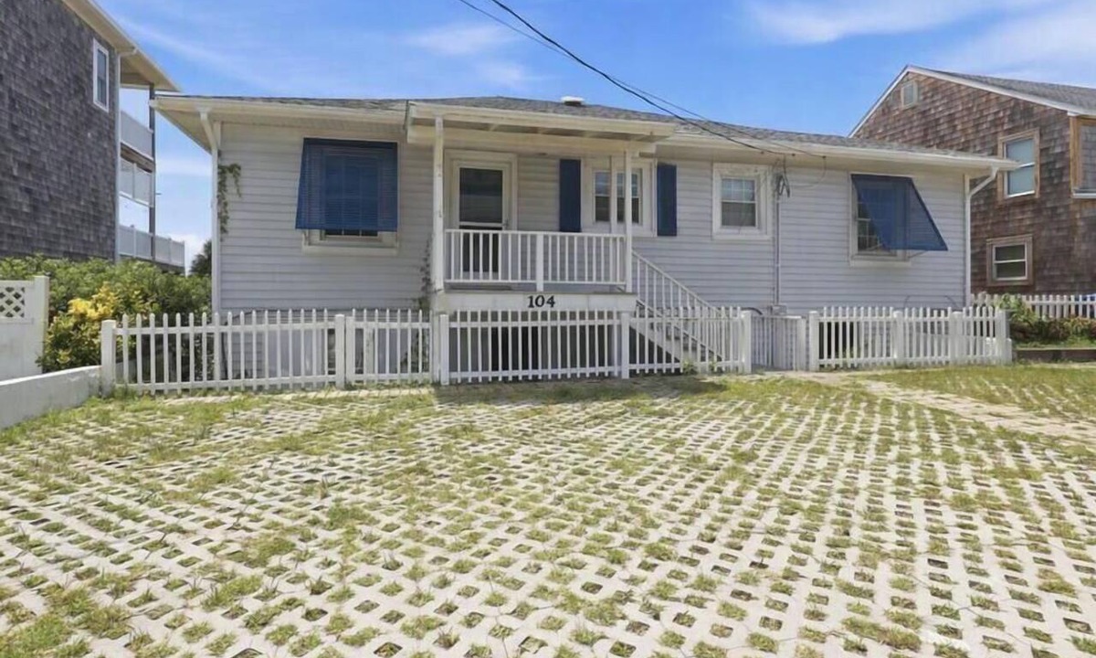 Atlantic Beach Cottage | Oceanfront with Expansive Deck & Stunning View