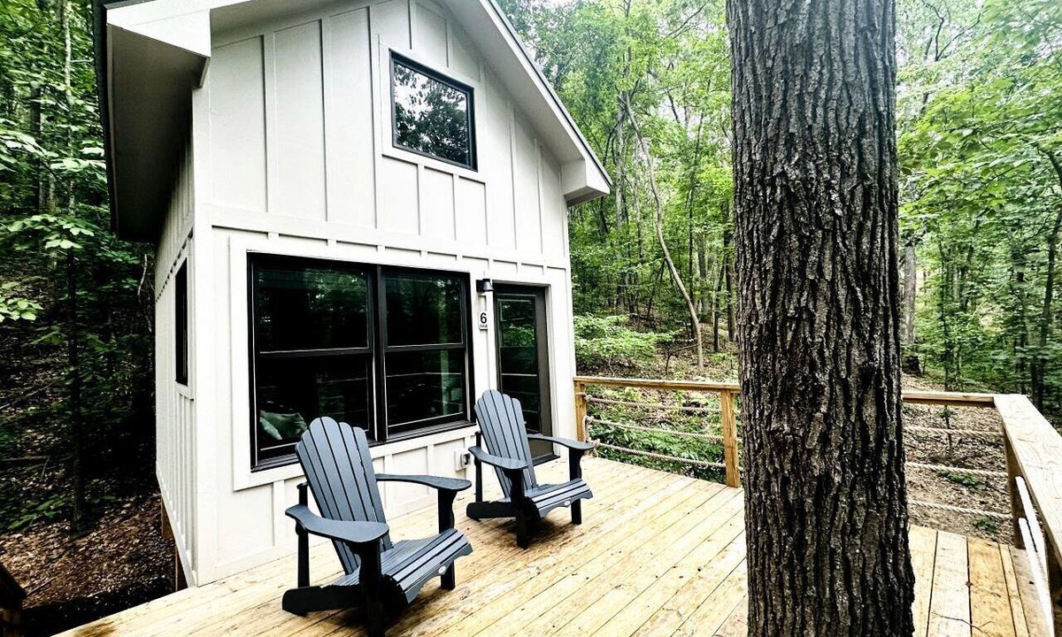 Groveoak Cabin | Off-grid Tree House Suitable for Four in Alabama