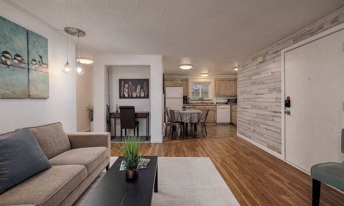 Taku - Campbell Apartment | On the Creek! Anchorage 2BR Hideaway Condo