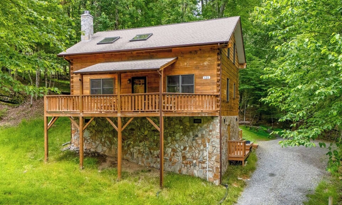 Charter Hills Cabin | On The Rocks: Beech Mtn Getaway w/Hot Tub & Fire Pit