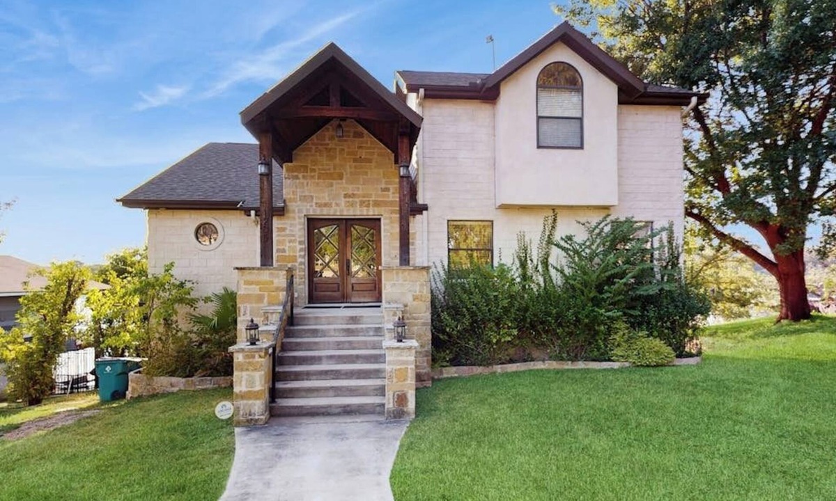 Burnet House | Opulent waterfront home with dock, firepit & stunning river view