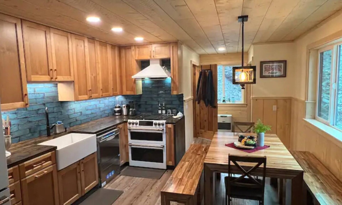 Seward Ski Chalet | Oz Lodge: Tiehacker Chalet.