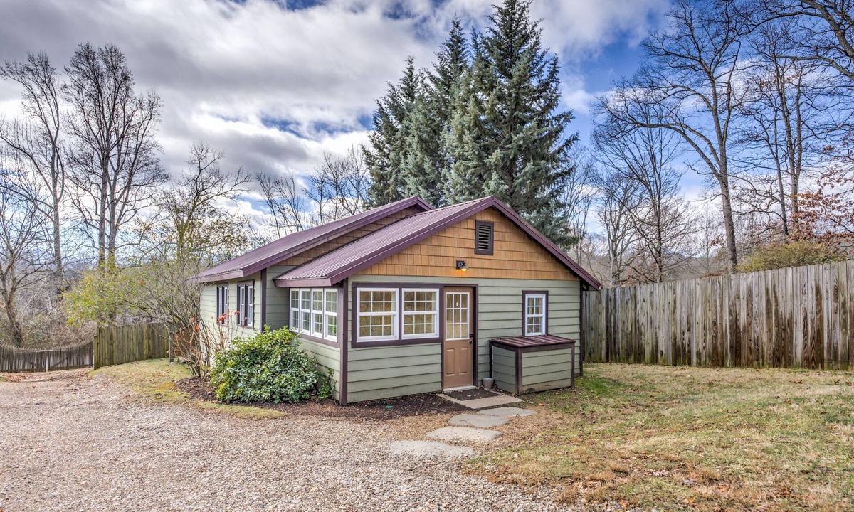 Candler Cottage | Parker is a charming 2 bedroom cottage 15 minutes from downtown Asheville.