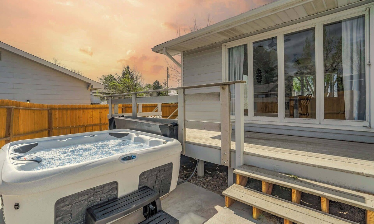 Monument House | Parkside Haven! Hot Tub , Foosball & Family Fun