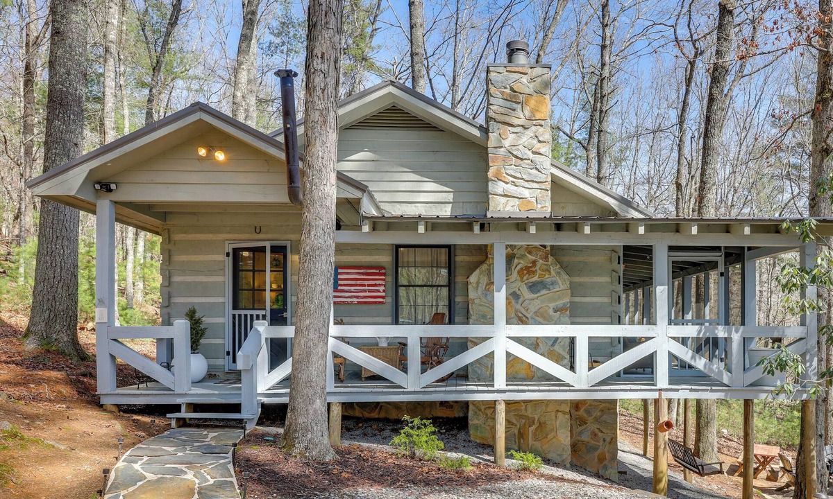 Dial Cabin | 'Peace of Aska' Cabin w/ Hot Tub & Fire Pit!