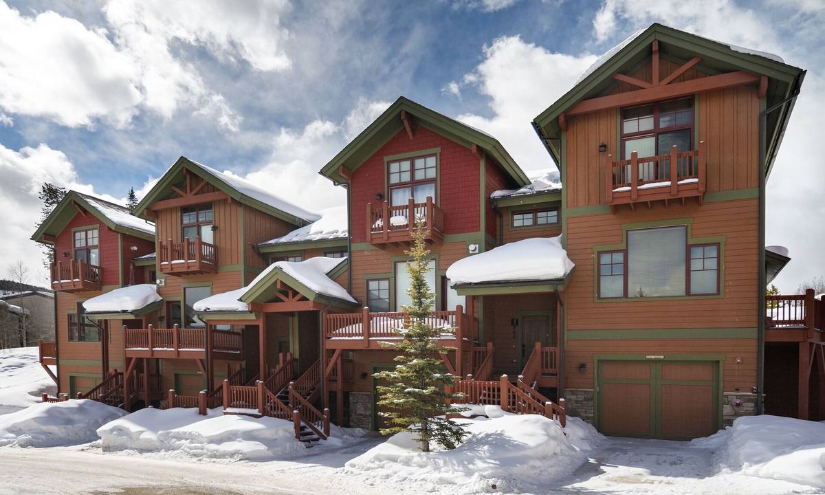 Bear Crossing House | Peaks, Pines & Hot Tub Soaks